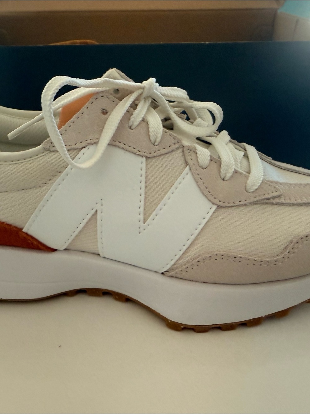 New Balance 327 7.5 Women's White & Beige Casual Runner New in Box